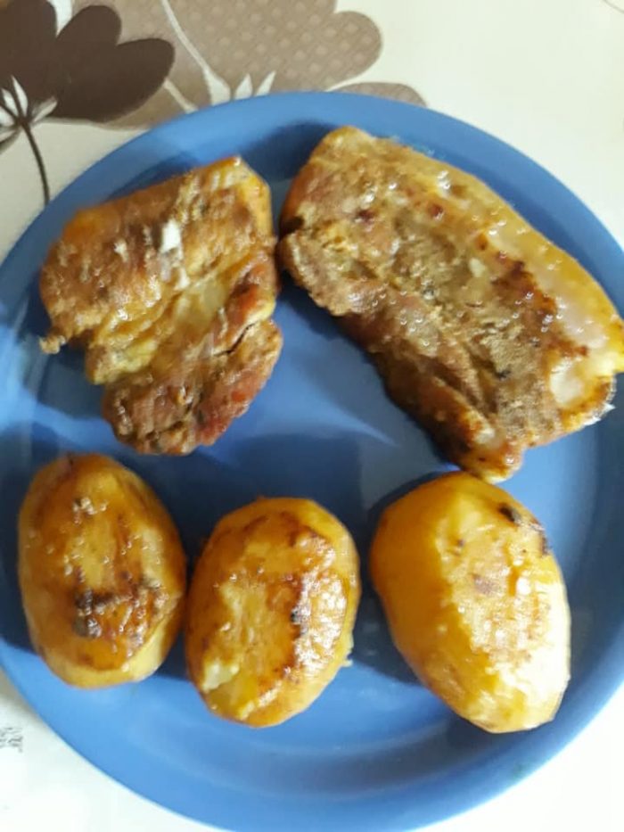 Roșii umplute cu pastă de brânză - Costiță la cuptor cu cartofi copți