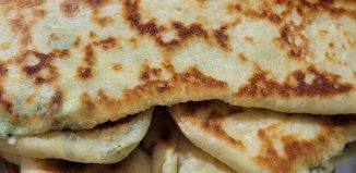 Humus cu ardei copt - Placinte cu brânză, mărar și ceapă verde